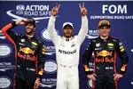 Foto zur News: Daniel Ricciardo (Red Bull), Lewis Hamilton (Mercedes) und Max Verstappen (Red Bull)