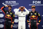 Foto zur News: Daniel Ricciardo (Red Bull), Lewis Hamilton (Mercedes) und Max Verstappen (Red Bull)