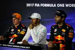 Foto zur News: Max Verstappen (Red Bull), Lewis Hamilton (Mercedes) und Daniel Ricciardo (Red Bull)