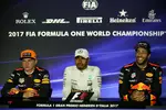 Foto zur News: Max Verstappen (Red Bull), Lewis Hamilton (Mercedes) und Daniel Ricciardo (Red Bull)