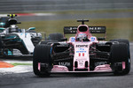 Foto zur News: Sergio Perez (Force India) und Valtteri Bottas (Mercedes)