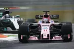 Foto zur News: Sergio Perez (Force India) und Valtteri Bottas (Mercedes)