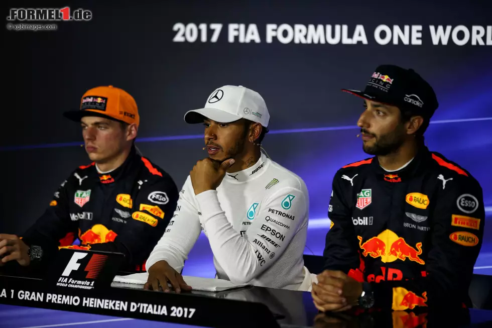 Foto zur News: Max Verstappen (Red Bull), Lewis Hamilton (Mercedes) und Daniel Ricciardo (Red Bull)