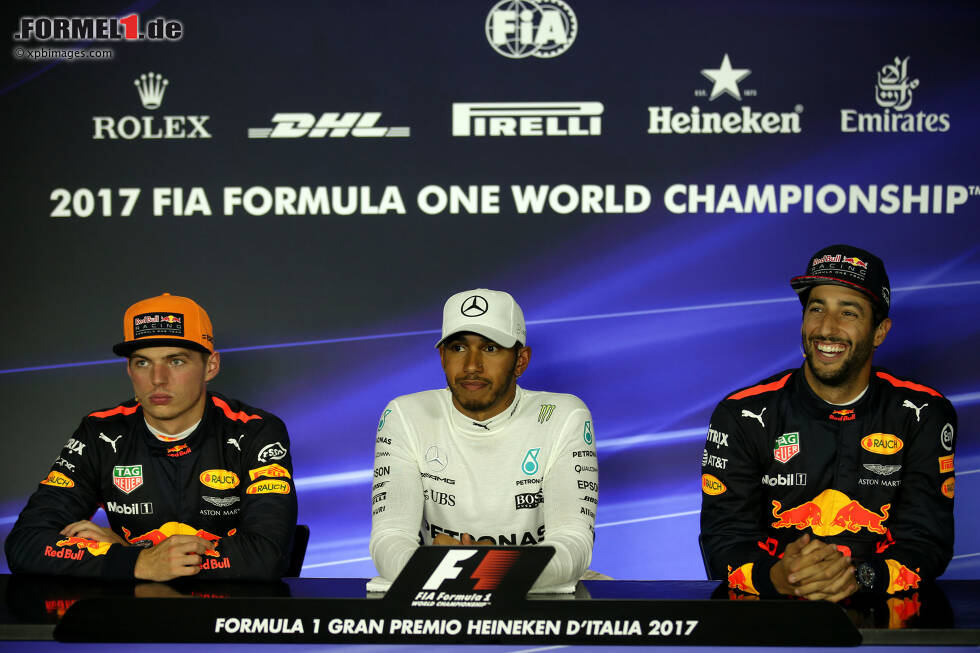 Foto zur News: Max Verstappen (Red Bull), Lewis Hamilton (Mercedes) und Daniel Ricciardo (Red Bull)