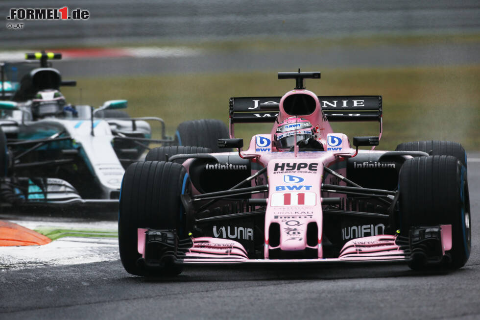 Foto zur News: Sergio Perez (Force India) und Valtteri Bottas (Mercedes)