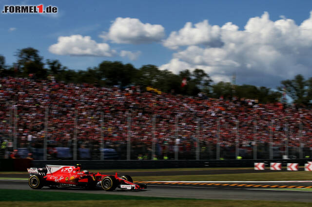 Foto zur News: Kimi Räikkönen erlebte in Kurve 1 einiges an Action. Jetzt durch die 17 weiteren Highlights des Rennens in Monza klicken!
