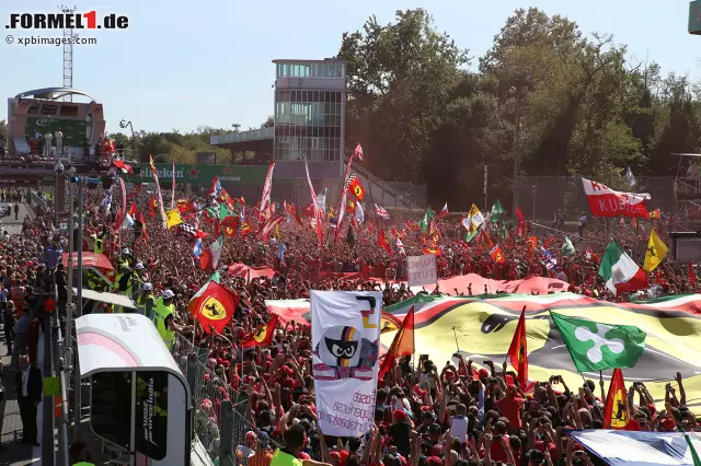 Foto zur News: Monza-Siegerehrung: Das rote Meer sorgt für Buhrufe gegen Mercedes und Hamilton. Jetzt durch die Highlights des Grand Prix von Monza klicken!