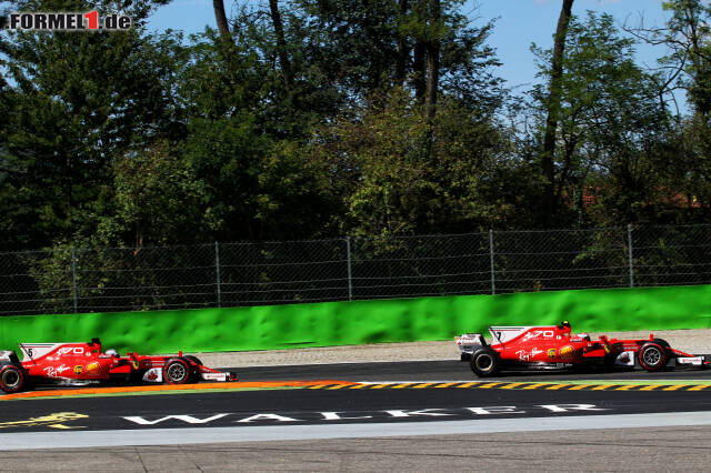 Foto zur News: Sebastian Vettel legt sich Kimi Räikkönen in der Variante della Roggia zurecht. Jetzt durch weitere Highlights des Grand Prix von Italien klicken!