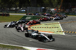 Foto zur News: Lewis Hamilton (Mercedes), Esteban Ocon (Force India) und Lance Stroll (Williams)