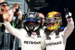 Foto zur News: Valtteri Bottas (Mercedes) und Lewis Hamilton (Mercedes)