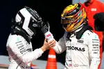 Foto zur News: Valtteri Bottas (Mercedes) und Lewis Hamilton (Mercedes)