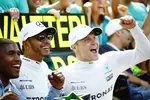 Foto zur News: Lewis Hamilton (Mercedes) und Valtteri Bottas (Mercedes)