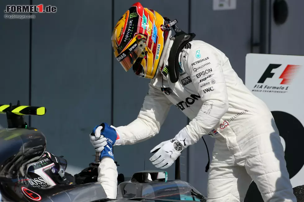 Foto zur News: Valtteri Bottas (Mercedes) und Lewis Hamilton (Mercedes)