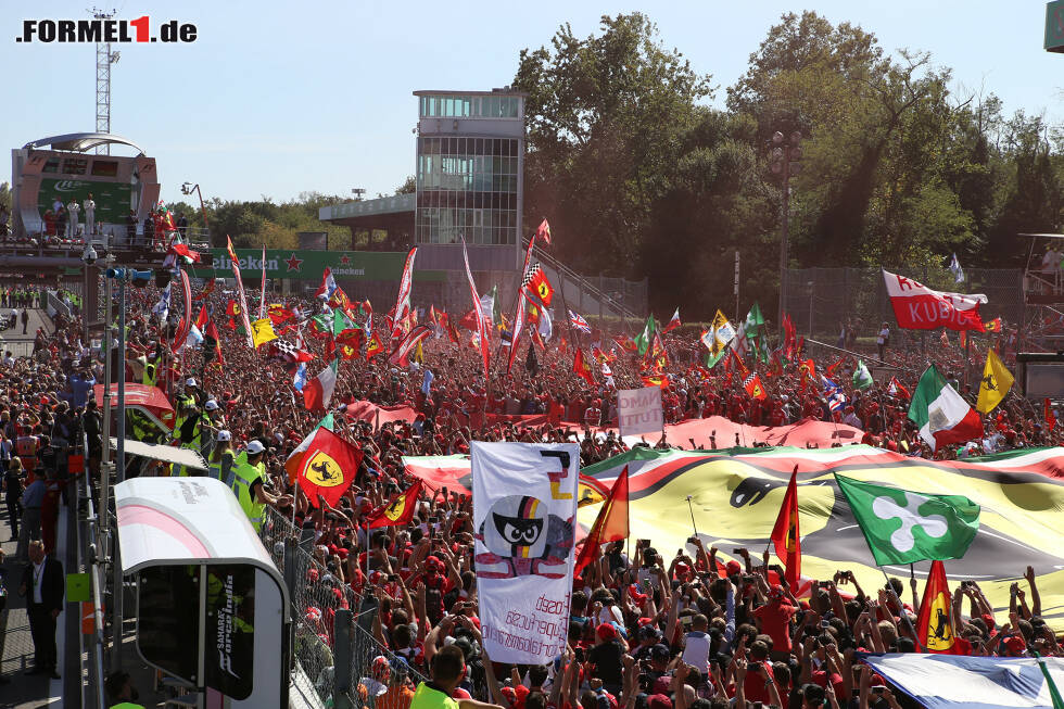 Foto zur News: Monza-Siegerehrung: Das rote Meer sorgt für Buhrufe gegen Mercedes und Hamilton. Jetzt durch die Highlights des Grand Prix von Monza klicken!