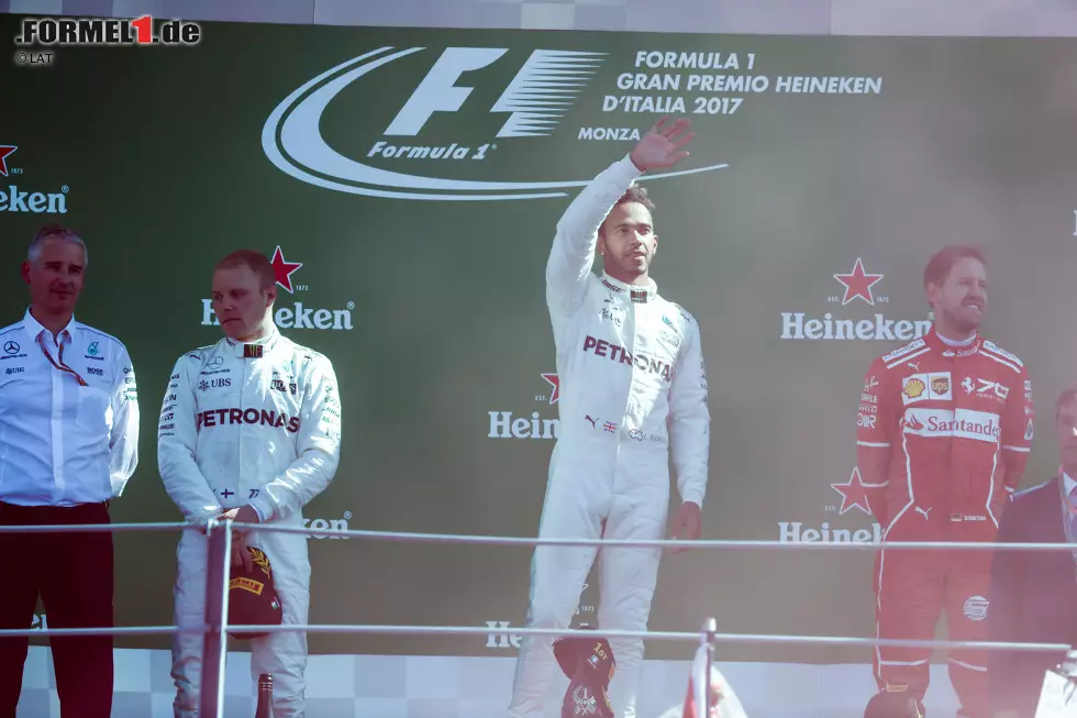 Foto zur News: Lewis Hamilton (Mercedes), Valtteri Bottas (Mercedes) und Sebastian Vettel (Ferrari)