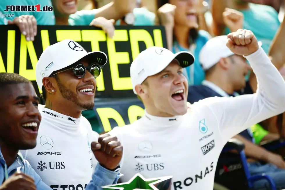 Foto zur News: Lewis Hamilton (Mercedes) und Valtteri Bottas (Mercedes)