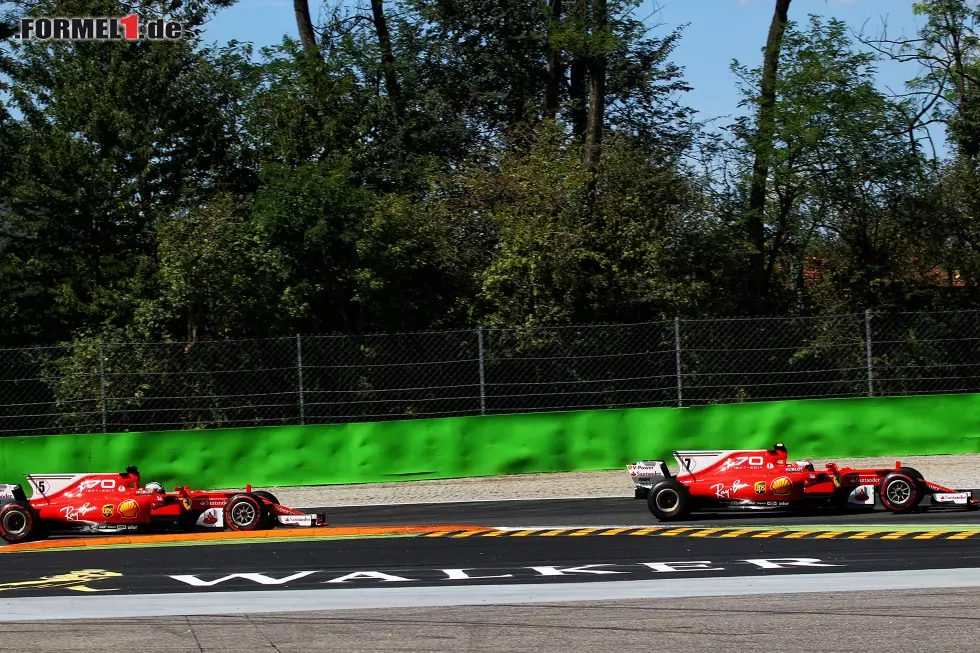 Foto zur News: Sebastian Vettel legt sich Kimi Räikkönen in der Variante della Roggia zurecht. Jetzt durch weitere Highlights des Grand Prix von Italien klicken!