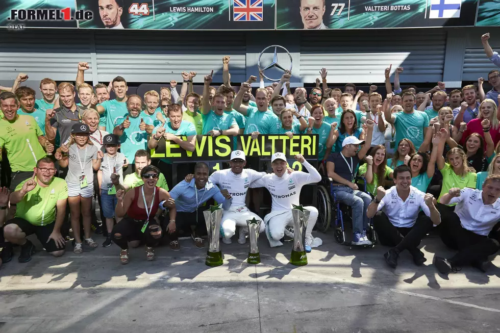 Foto zur News: Lewis Hamilton (Mercedes) und Valtteri Bottas (Mercedes)