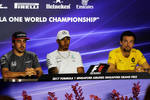 Foto zur News: Fernando Alonso (McLaren), Lewis Hamilton (Mercedes) und Jolyon Palmer (Renault)