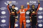 Foto zur News: Sebastian Vettel (Ferrari), Max Verstappen (Red Bull) und Daniel Ricciardo (Red Bull)