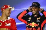 Foto zur News: Sebastian Vettel (Ferrari) und Daniel Ricciardo (Red Bull)