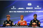 Foto zur News: Sebastian Vettel (Ferrari), Max Verstappen (Red Bull) und Daniel Ricciardo (Red Bull)