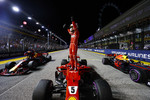 Foto zur News: Sebastian Vettel (Ferrari), Max Verstappen (Red Bull) und Daniel Ricciardo (Red Bull)