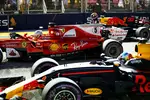 Foto zur News: Sebastian Vettel (Ferrari), Max Verstappen (Red Bull) und Daniel Ricciardo (Red Bull)