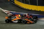 Foto zur News: Max Verstappen (Red Bull), Fernando Alonso (McLaren) und Kimi Räikkönen (Ferrari)