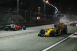 Foto zur News: Jolyon Palmer (Renault) und Sebastian Vettel (Ferrari)