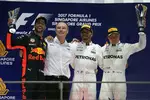 Foto zur News: Lewis Hamilton (Mercedes), Daniel Ricciardo (Red Bull) und Valtteri Bottas (Mercedes)