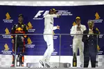 Foto zur News: Lewis Hamilton (Mercedes), Daniel Ricciardo (Red Bull) und Valtteri Bottas (Mercedes)