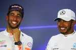 Foto zur News: Lewis Hamilton (Mercedes) und Daniel Ricciardo (Red Bull)