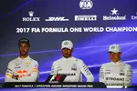 Foto zur News: Lewis Hamilton (Mercedes), Daniel Ricciardo (Red Bull) und Valtteri Bottas (Mercedes)