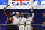 Foto zur News: Lewis Hamilton (Mercedes), Daniel Ricciardo (Red Bull) und Valtteri Bottas (Mercedes)