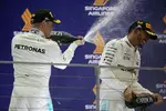 Foto zur News: Valtteri Bottas (Mercedes) und Lewis Hamilton (Mercedes)