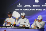 Foto zur News: Daniel Ricciardo (Red Bull), Lewis Hamilton (Mercedes) und Valtteri Bottas (Mercedes)