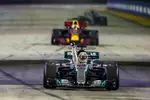 Foto zur News: Lewis Hamilton (Mercedes) und Daniel Ricciardo (Red Bull)