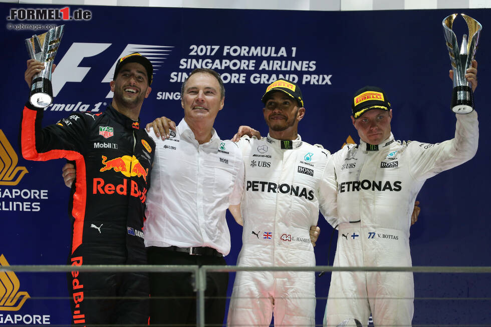 Foto zur News: Lewis Hamilton (Mercedes), Daniel Ricciardo (Red Bull) und Valtteri Bottas (Mercedes)