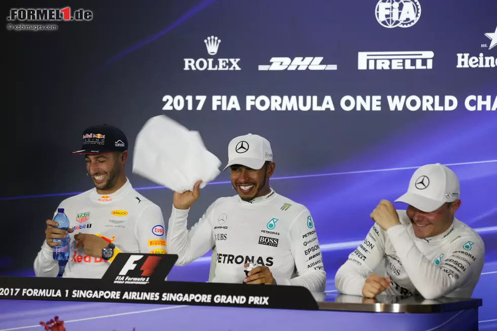 Foto zur News: Daniel Ricciardo (Red Bull), Lewis Hamilton (Mercedes) und Valtteri Bottas (Mercedes)