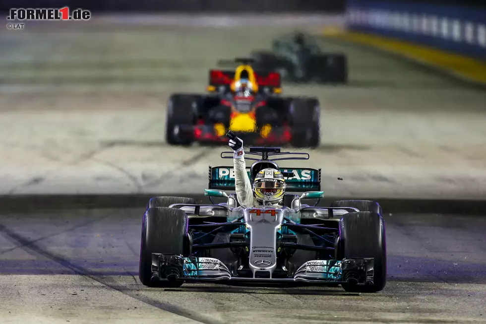 Foto zur News: Lewis Hamilton (Mercedes) und Daniel Ricciardo (Red Bull)