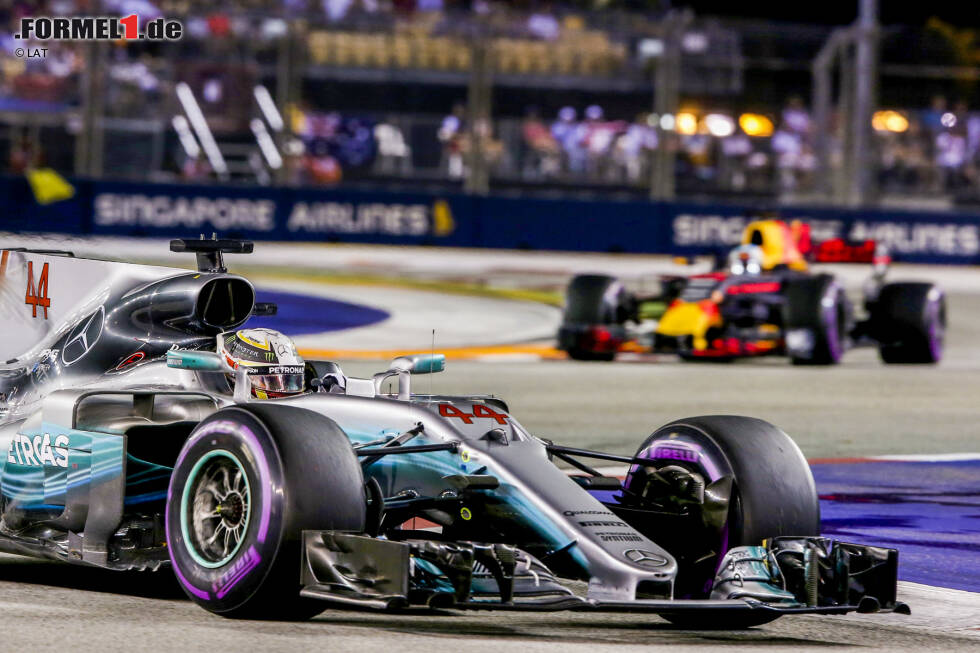 Foto zur News: Lewis Hamilton (Mercedes) und Daniel Ricciardo (Red Bull)