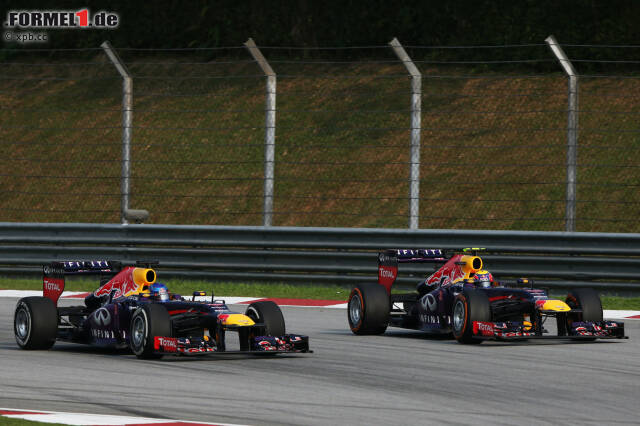 Foto zur News: Die entscheidende Szene 2013: Sebastian Vettel kämpft Mark Webber trotz Stallorder nieder. Wir blicken zurück auf die größten Triumphe und Tragödien der Sepang-Geschichte ...