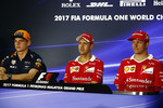 Foto zur News: Max Verstappen (Red Bull), Sebastian Vettel (Ferrari) und Kimi Räikkönen (Ferrari)