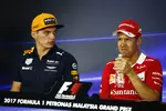 Foto zur News: Max Verstappen (Red Bull) und Sebastian Vettel (Ferrari)