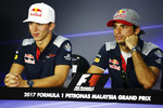 Foto zur News: Carlos Sainz (Toro Rosso) und Pierre Gasly (Toro Rosso)