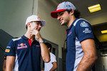 Foto zur News: Pierre Gasly (Toro Rosso) und Carlos Sainz (Toro Rosso)