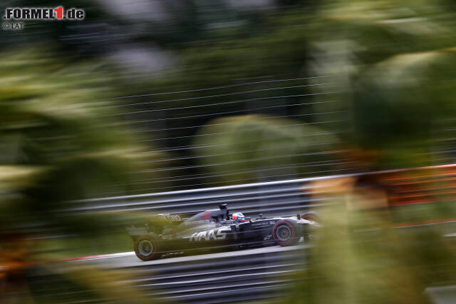 Foto zur News: Romain Grosjean (Malaysia 2017): Der Haas-Pilot traf im Freitagstraining in Sepang einen losen Kanaldeckel in Kurve 12, wodurch er einen Reifenschaden erlitt und in die Barrieren abflog.