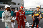 Foto zur News: Lewis Hamilton (Mercedes), Kimi Räikkönen (Ferrari) und Max Verstappen (Red Bull)