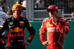 Foto zur News: Max Verstappen (Red Bull) und Kimi Räikkönen (Ferrari)